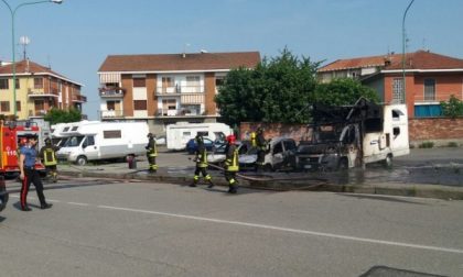 Settimo, prendono fuoco due auto ed un camper