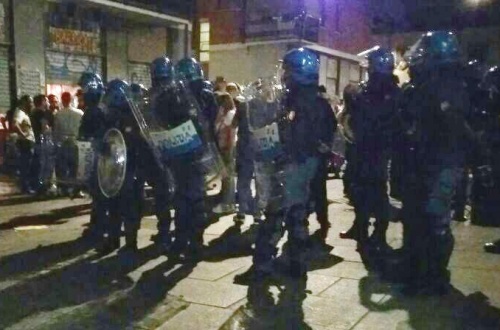 Manifestazione degli anarchici: scontri e assaltato un bus