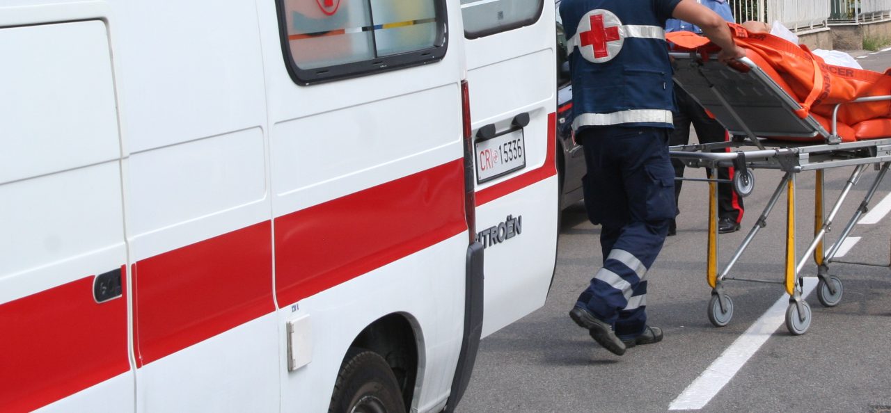 Un’auto investe una pensionata: è morta
