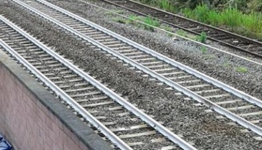 Sfidano la morte attraversando i binari