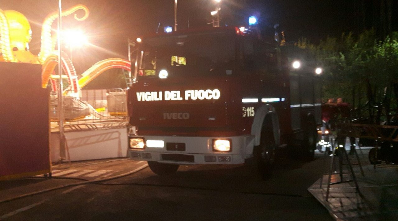 Brandizzo, a fuoco una baracca vicino alle giostre