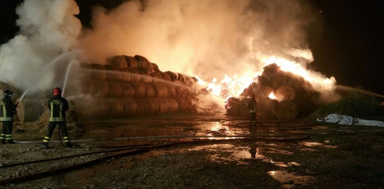 Bruciano centinaia di rotoballe alla Cascina Nuova del Tuono