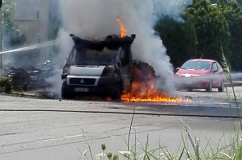 San Mauro – Furgone in fiamme al Pescarito: colonna di fumo nero sull’area industriale