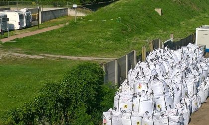 Chivasso, sacchi di rifiuti pericolosi a pochi passi dalle case