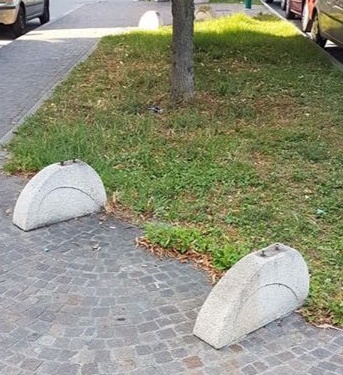 Chivasso, sparite le panchine in piazza d’Armi