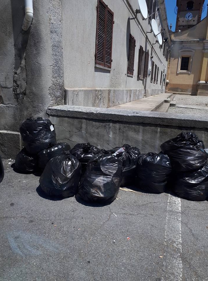 Crescentino, città invasa dai rifiuti