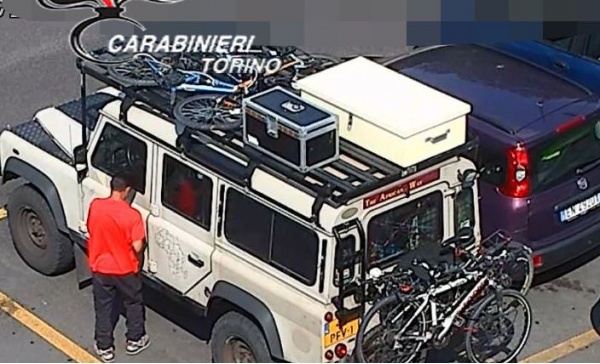 Depredavano le auto dei clienti, presa la banda del parcheggio