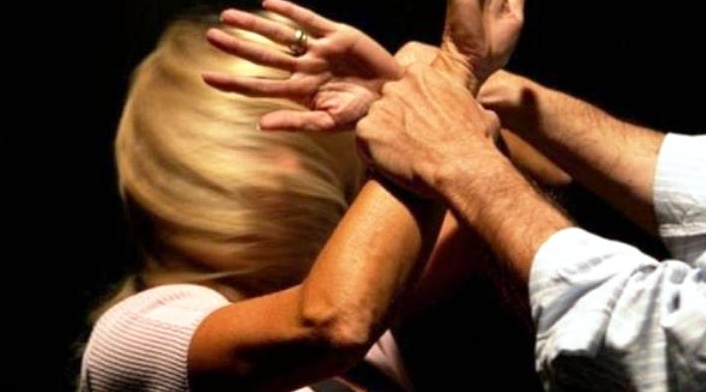 Due uomini picchiano donna in strada, poi spariscono nel nulla
