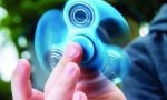 Fidget spinner: la Finanza sequestra 3000 pezzi dell'antistress dell'estate 2017 (il video)