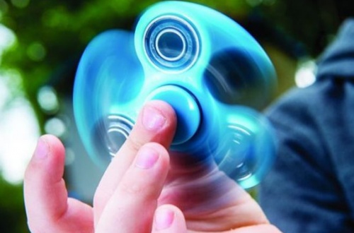 Fidget spinner: la Finanza sequestra 3000 pezzi dell’antistress dell’estate 2017 (il video)