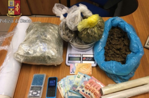 In casa aveva un chilo e trecento grammi di marijuana: arrestato dalla Polizia