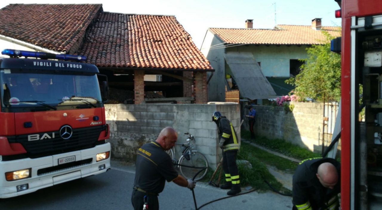Incendio in un fienile: tragedia scampata