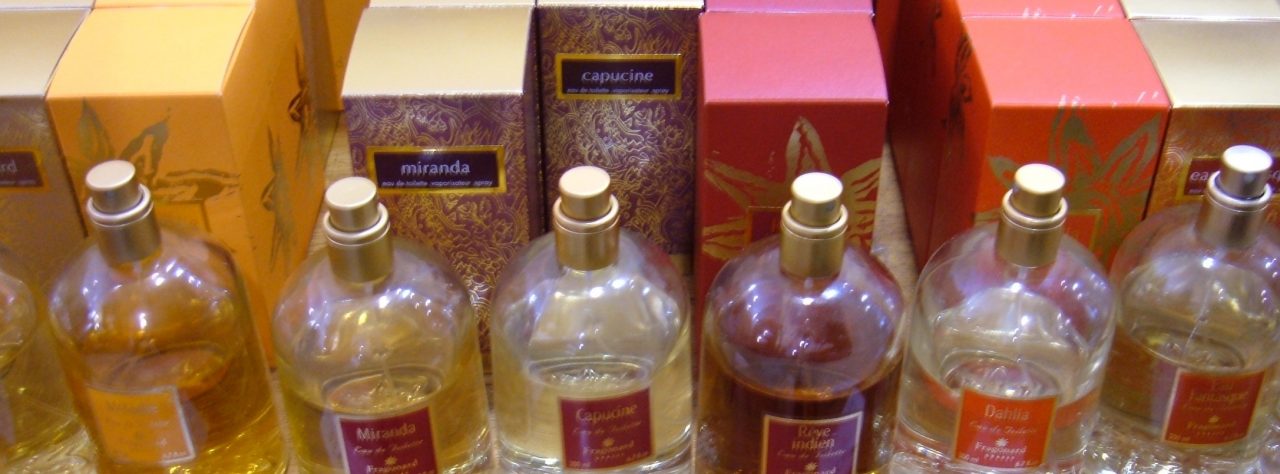 Rubano profumi: clienti escono senza pagare