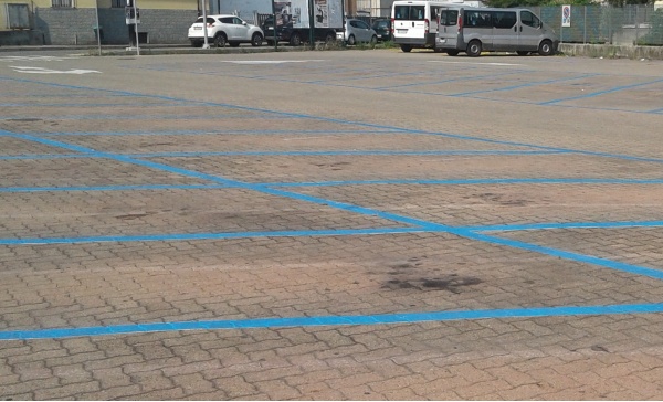 Settimo, il “nuovo” parcheggio a strisce blu  di piazza Donatori quasi deserto