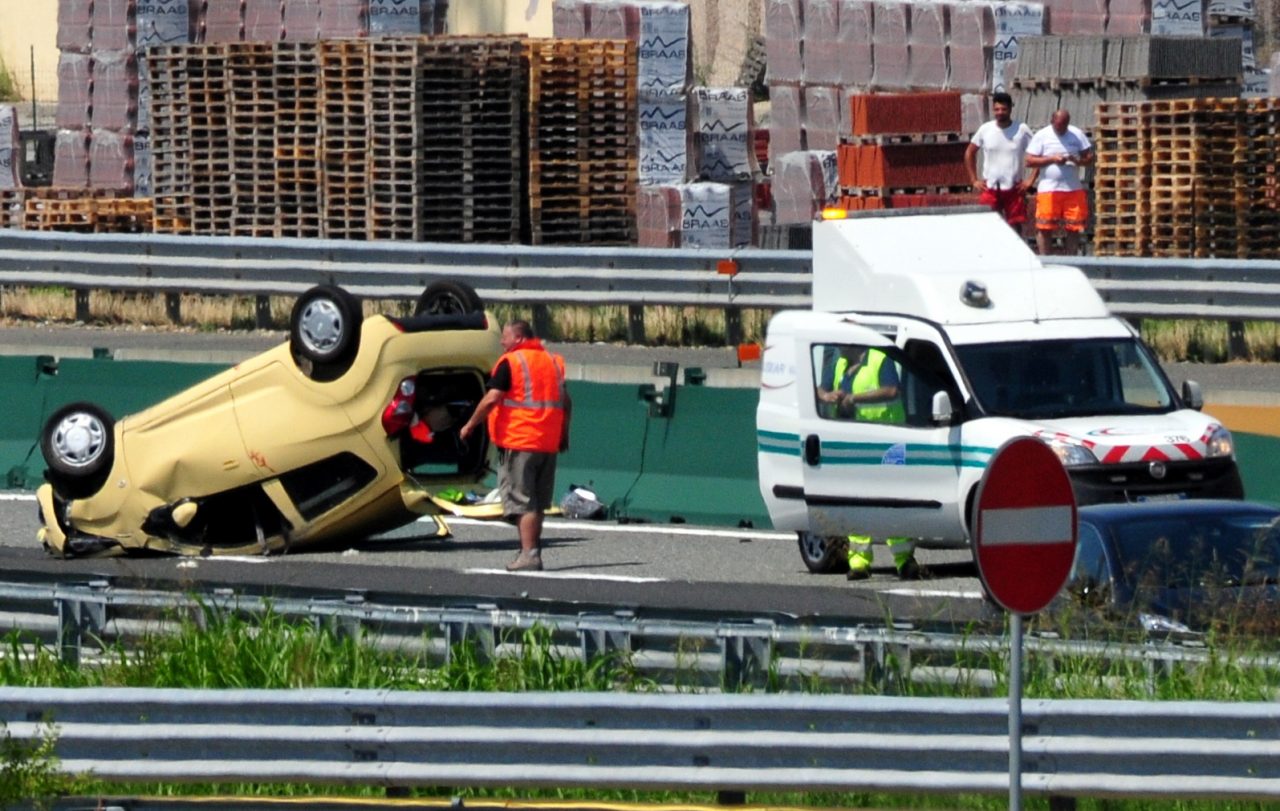 Una 500 si ribalta a Rondissone, bloccata l’A4