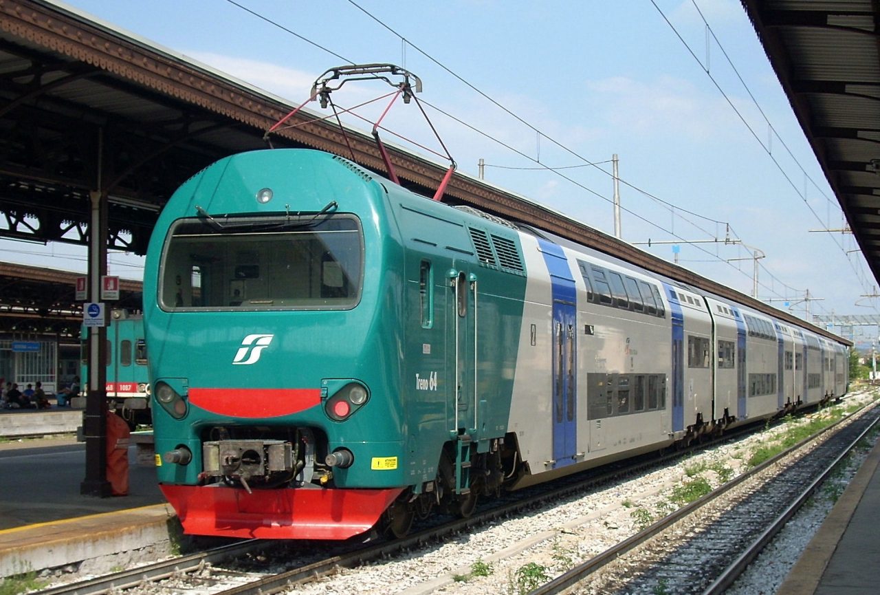 Auto travolta da un treno, circolazione interrotta