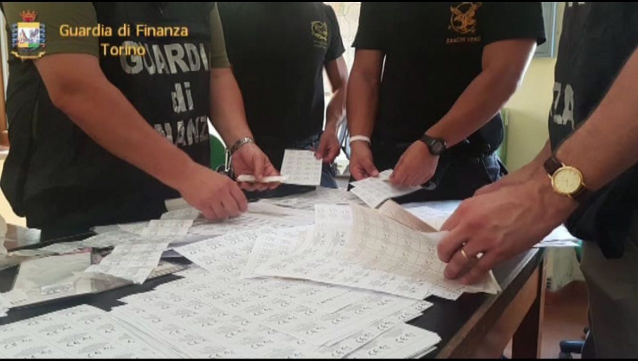 Abiti e accessori griffati falsi: denunciata commerciante