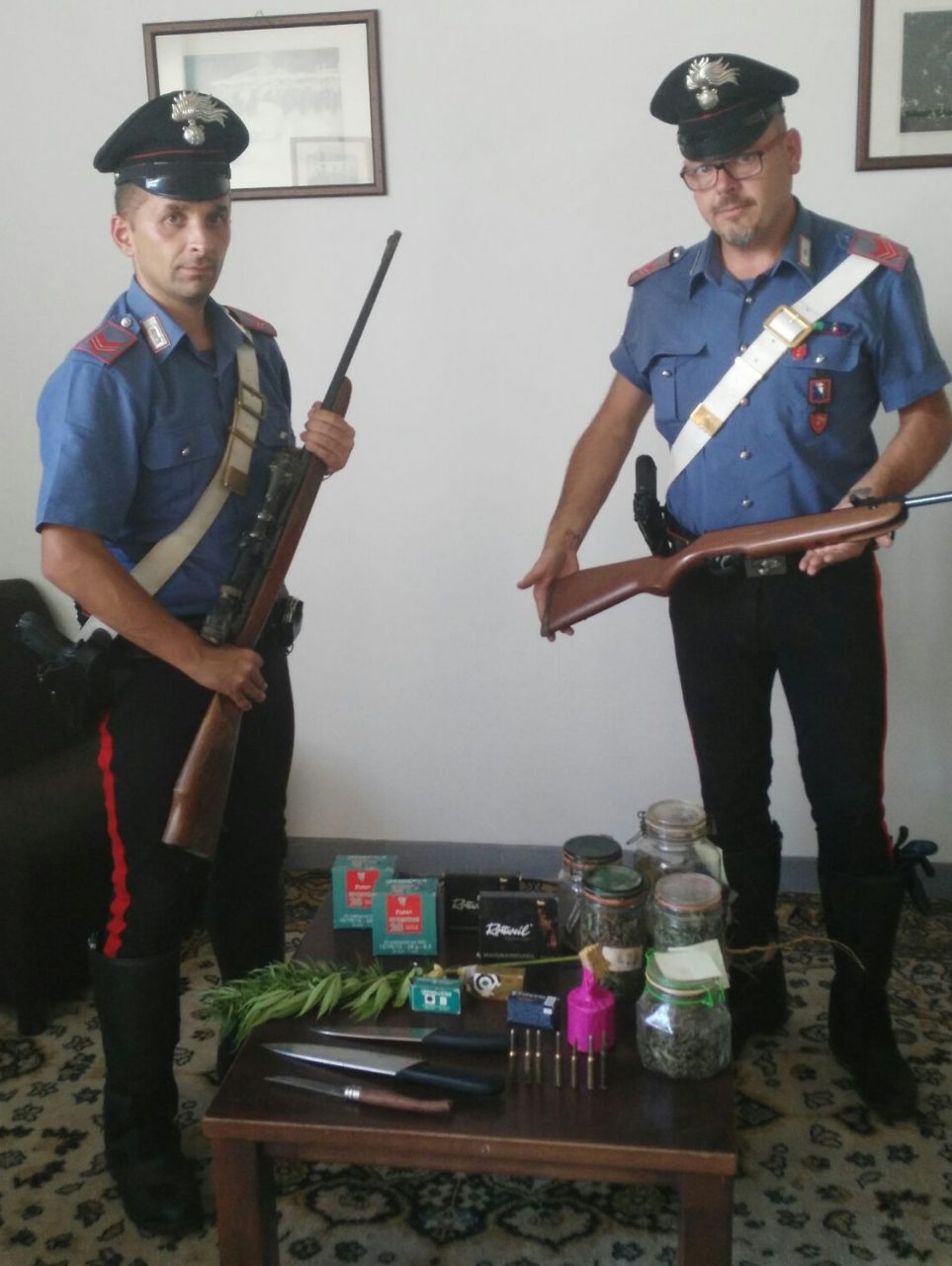 Aggredisce i carabinieri con un coltello: in casa, droga