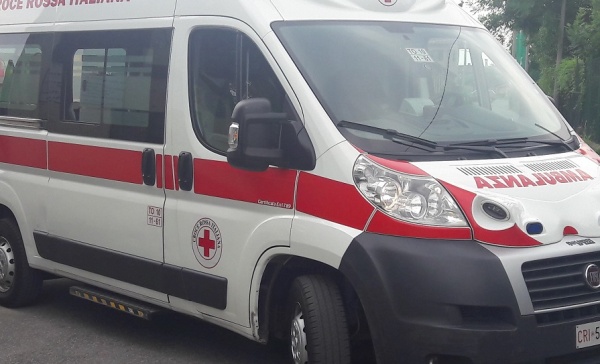 Auto si ribalta in tangenziale