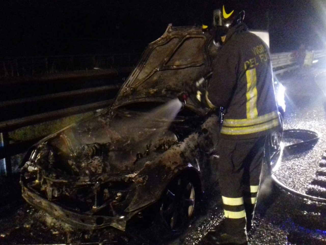 Chivasso, brucia una Mercedes sull’A4