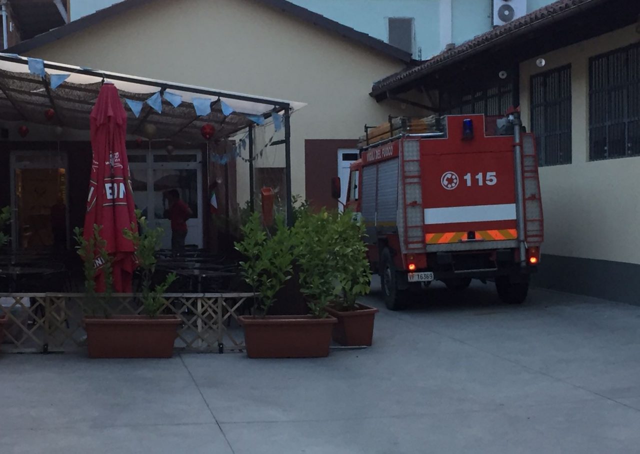 Chivasso, incendio alla pasticceria “Le Deliziose”, pompieri e carabinieri sul posto