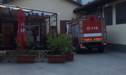Chivasso, incendio alla pasticceria "Le Deliziose", pompieri e carabinieri sul posto