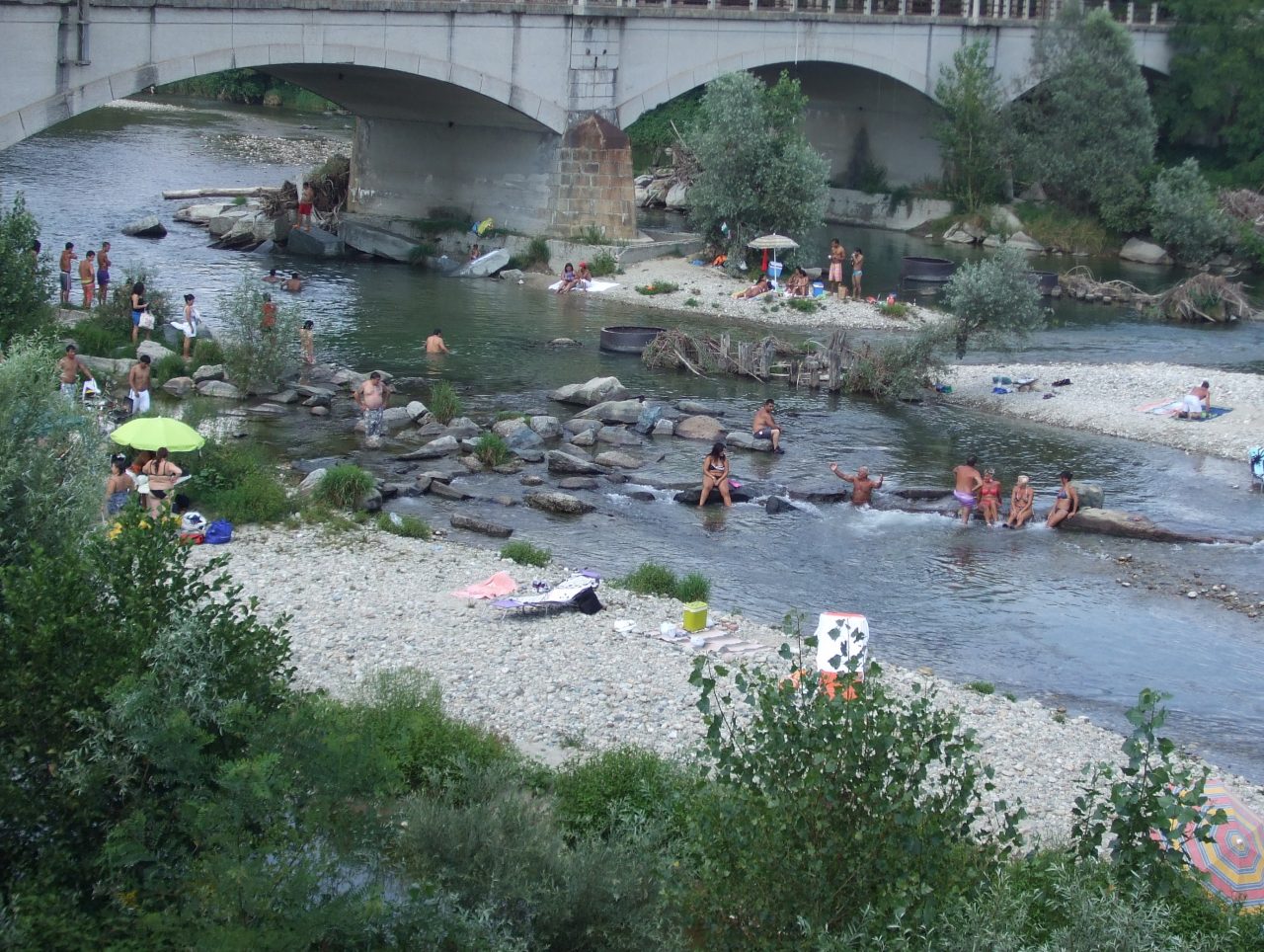 Chivasso, le spiagge di Orco invase per Ferragosto