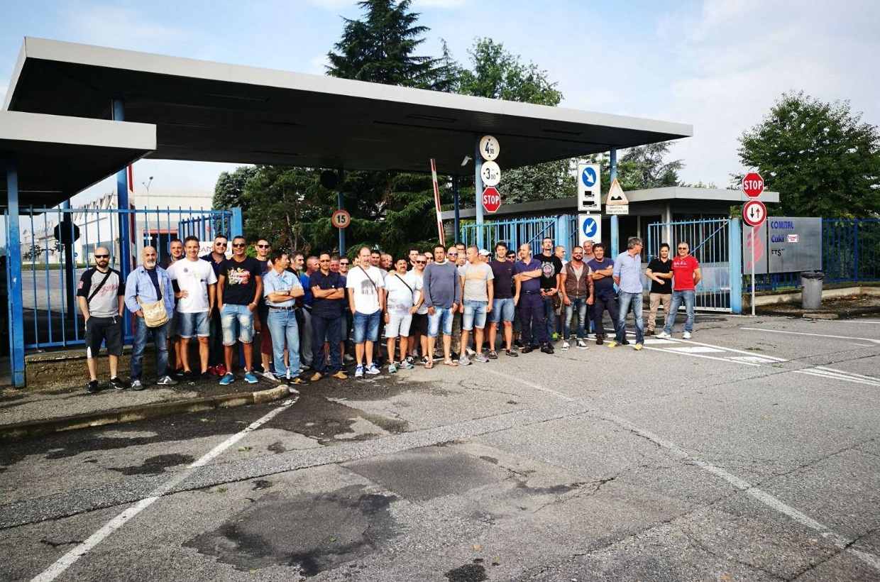 Comital, tensione fuori dai cancelli: due operai feriti