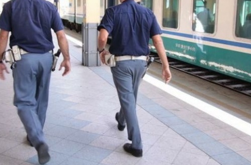 Coppia di turisti cinesi dimentica i figli al binario