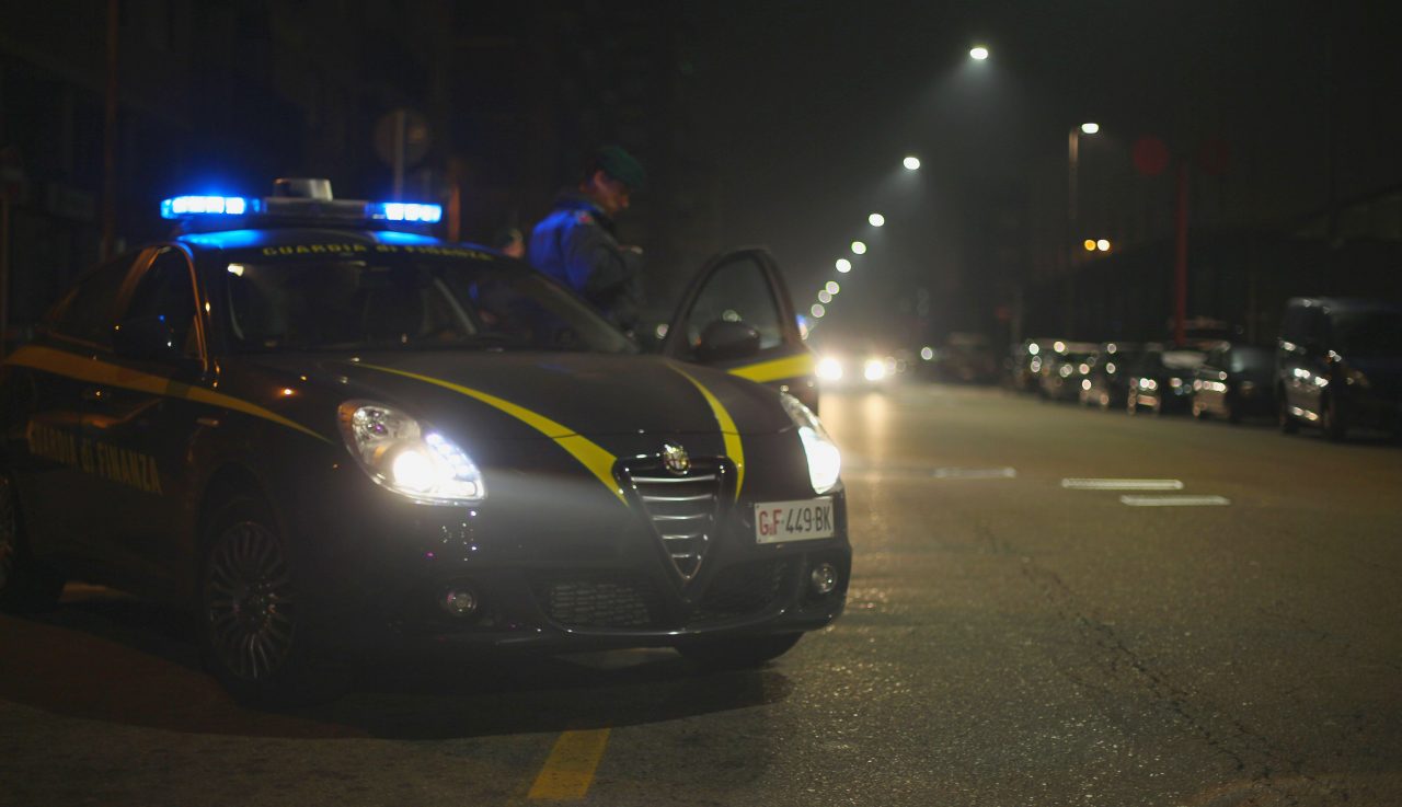 Minaccia i passanti con un cacciavite, fermato dalla Guardia di Finanza