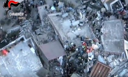 Due morti e circa 40 feriti dopo il terremoto di Ischia (il video dall'elicottero dei carabinieri)
