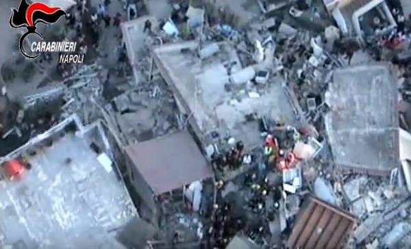 Due morti e circa 40 feriti dopo il terremoto di Ischia (il video dall’elicottero dei carabinieri)