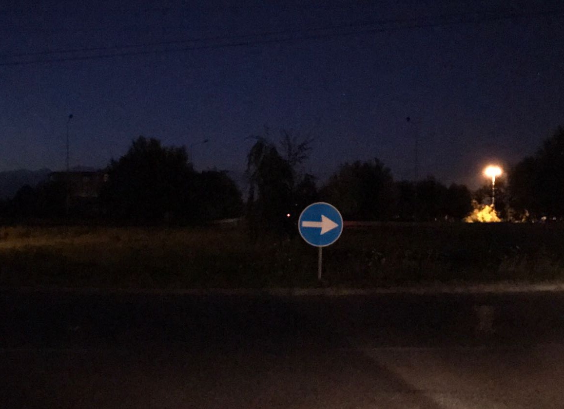 Fa ginnastica sulle rotonde: è un pericolo pubblico