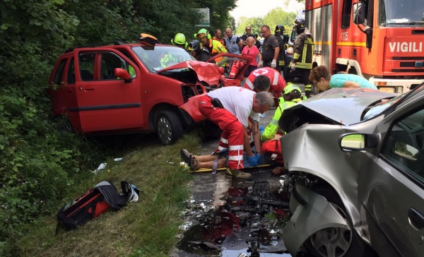 Frontale sulla 590 Valle Cerrina, all’altezza di Castagneto. Grave una donna