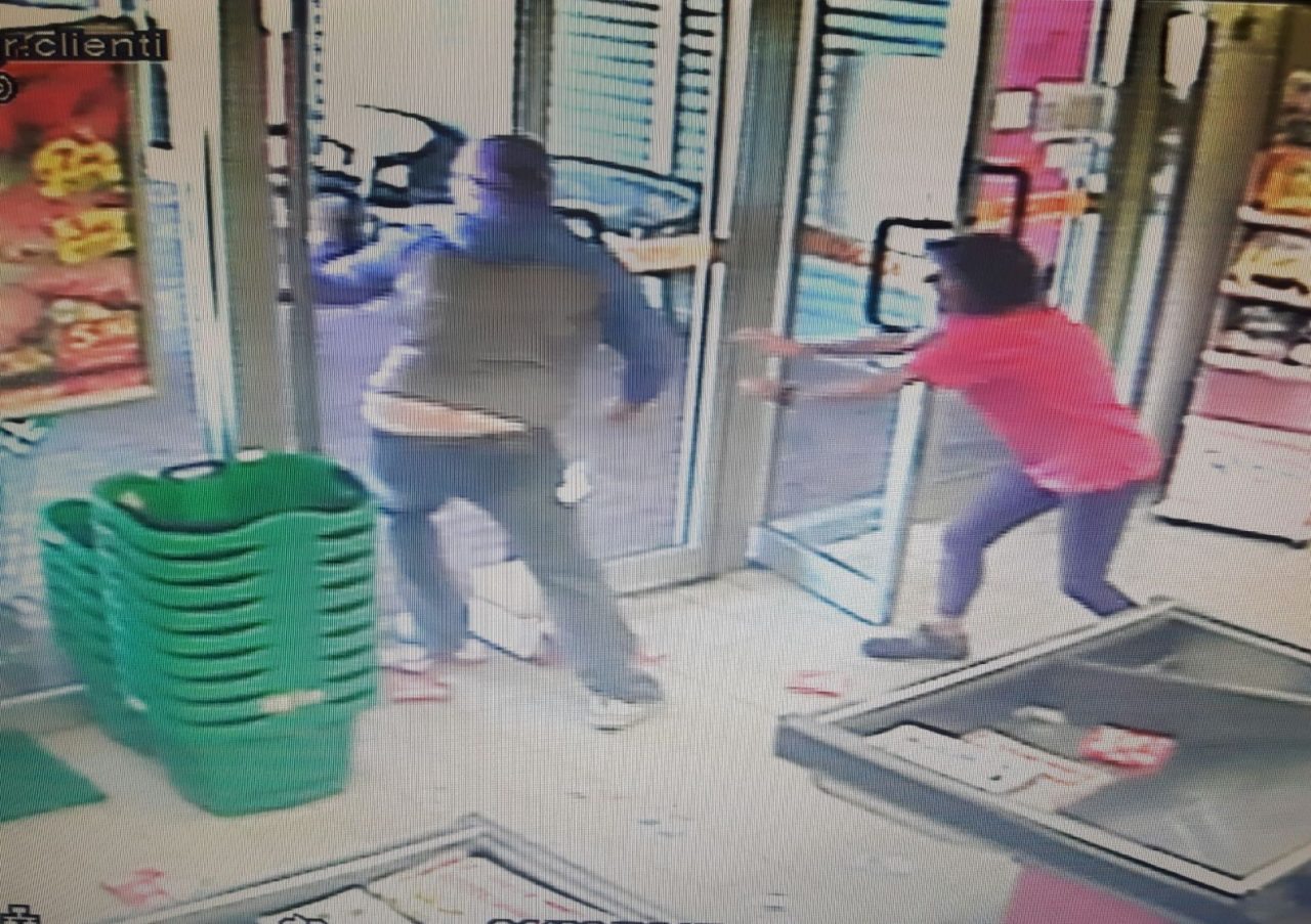 In manette dopo la rapina al market (guarda il video)