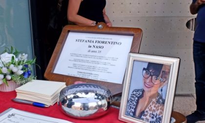 L'addio a Stefania Fiorentino, centinaia di persone in lacrime per la mamma di Bea (il video)