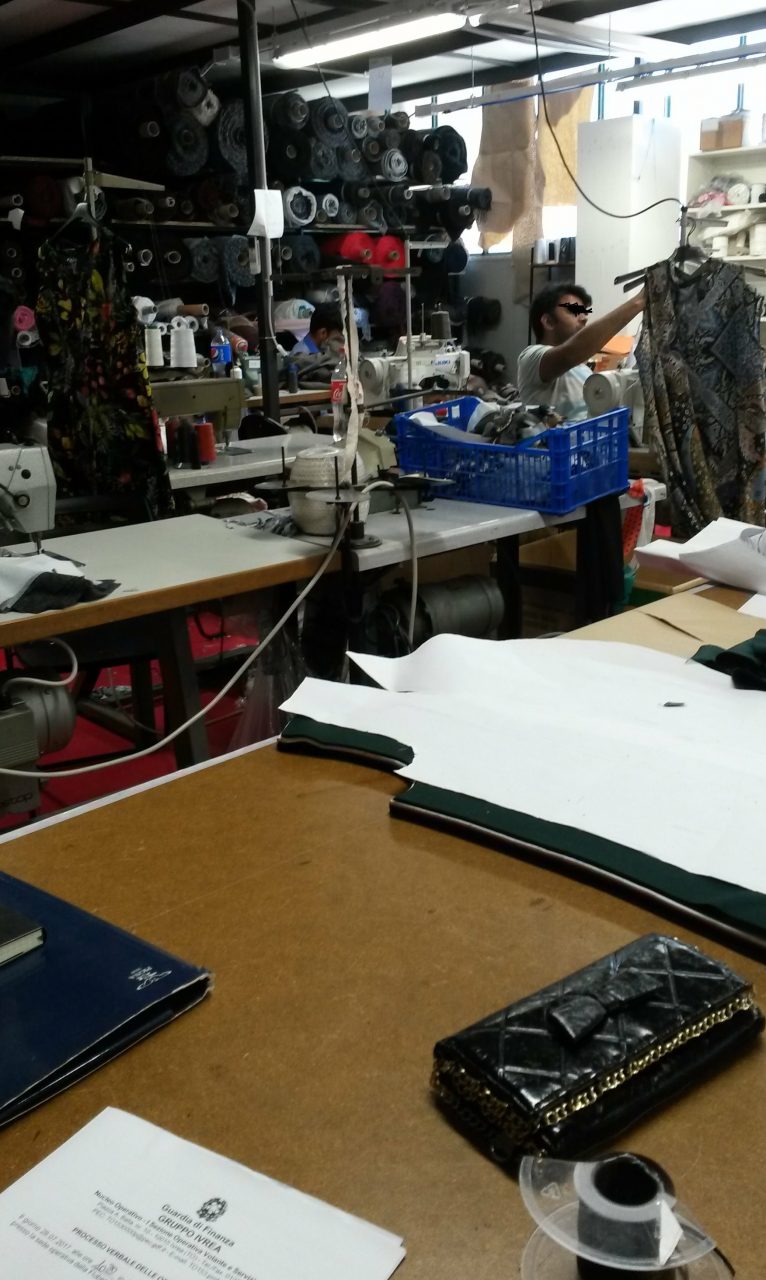 Dieci dei suoi lavoratori in nero: nei guai la titolare di un’azienda tessile