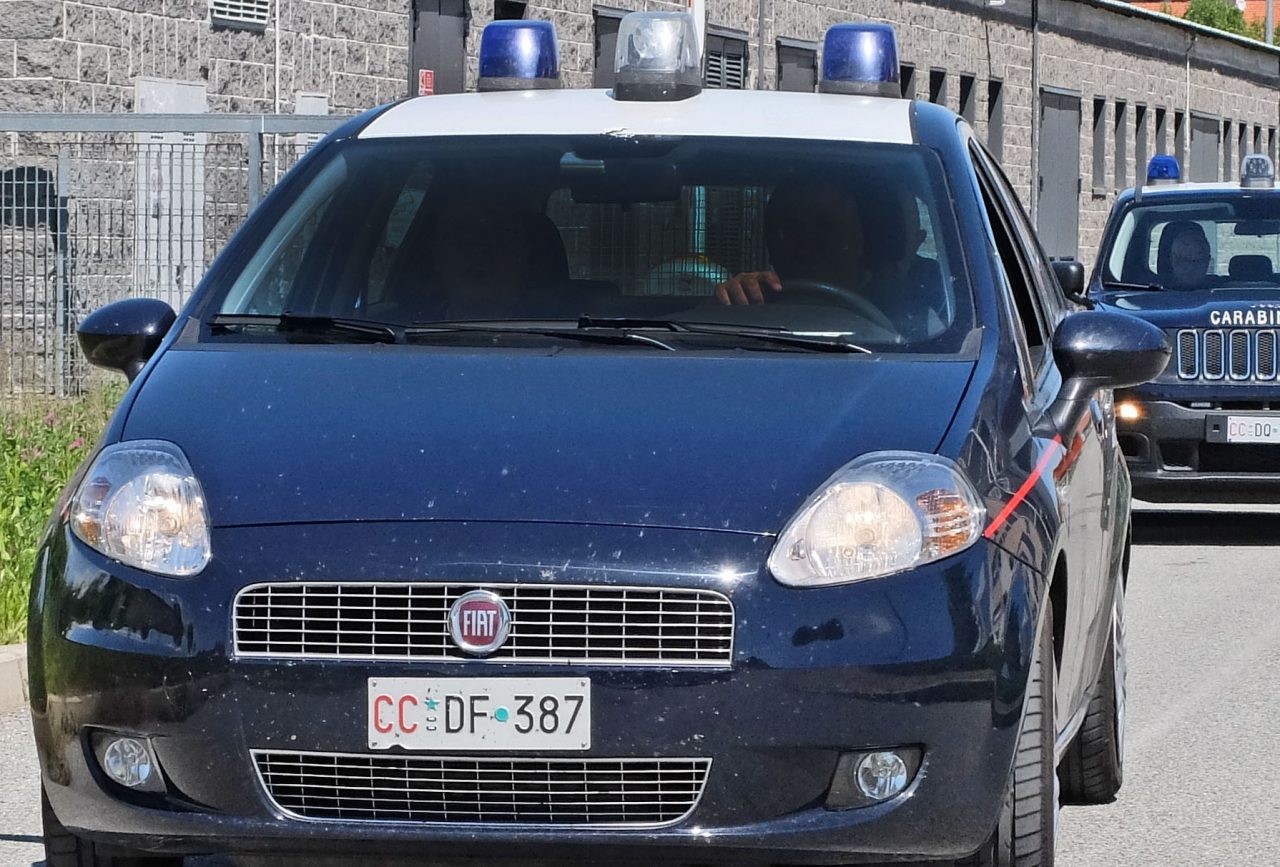 Lei denuncia il suo ex stalker e lui la picchia