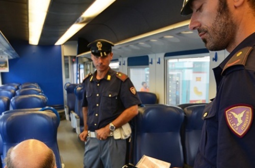 Litiga con la fidanzata, poi gli trovano un tirapugni: denunciato  dalla Polizia