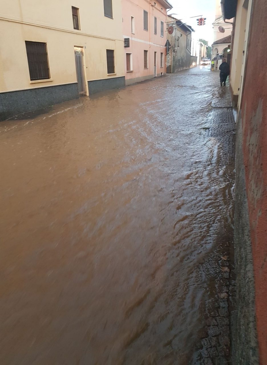 Pioggia battente almeno fino a stasera, poi lievi schiarite