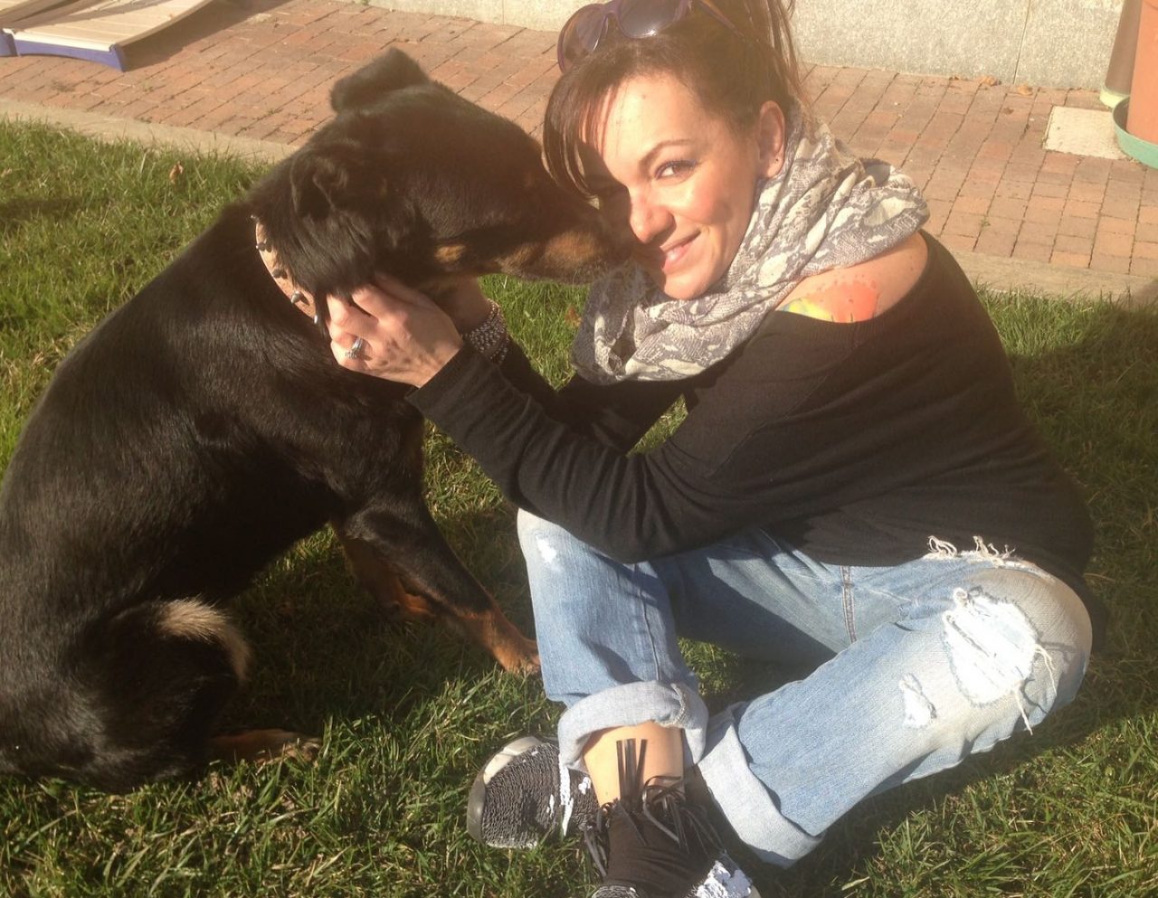 Minacciata dai vicini per i suoi due cani