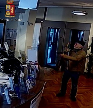 Rapina da 104mila euro in banca: arrestato uno dei banditi
