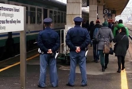 Ruba il portafoglio ad una donna: denunciato