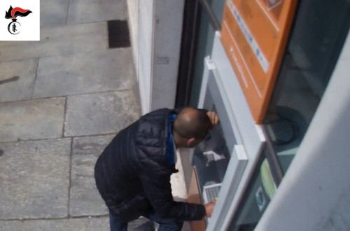 Rubavano i bancomat e li “svuotavano”: tre arrestati