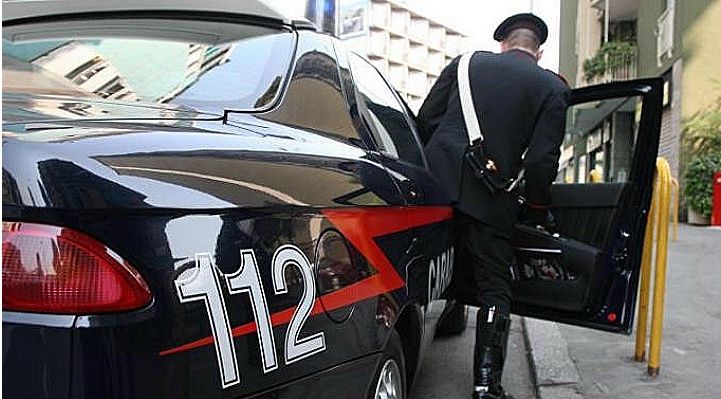 Settantenne palpeggiata mentre dorme da un anziano