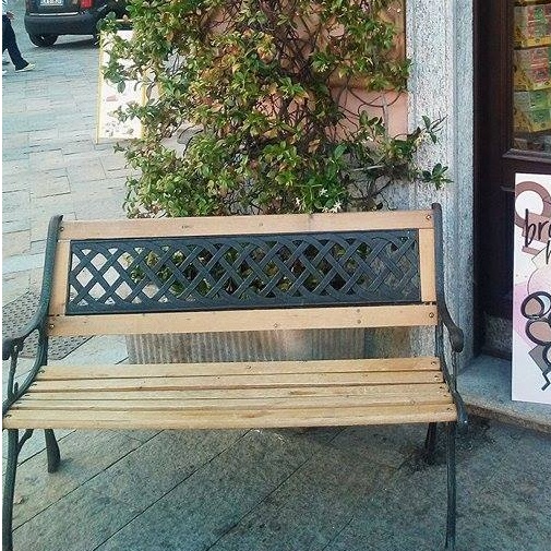 Settimo, sparisce la panchina dell’erboristeria, i clienti si mobilitano per ritrovarla
