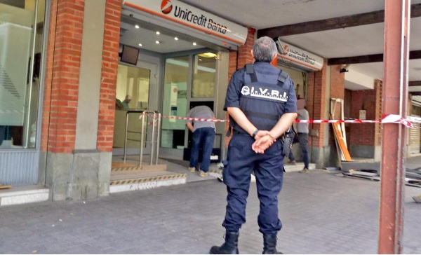 Settimo, tentano di rubare il bancomat di via Asti ma falliscono: sono ricercati