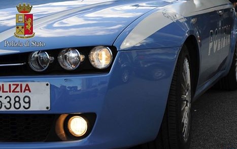 Si appende al cornicione del 4° piano per sfuggire al controllo: salvato dai poliziotti