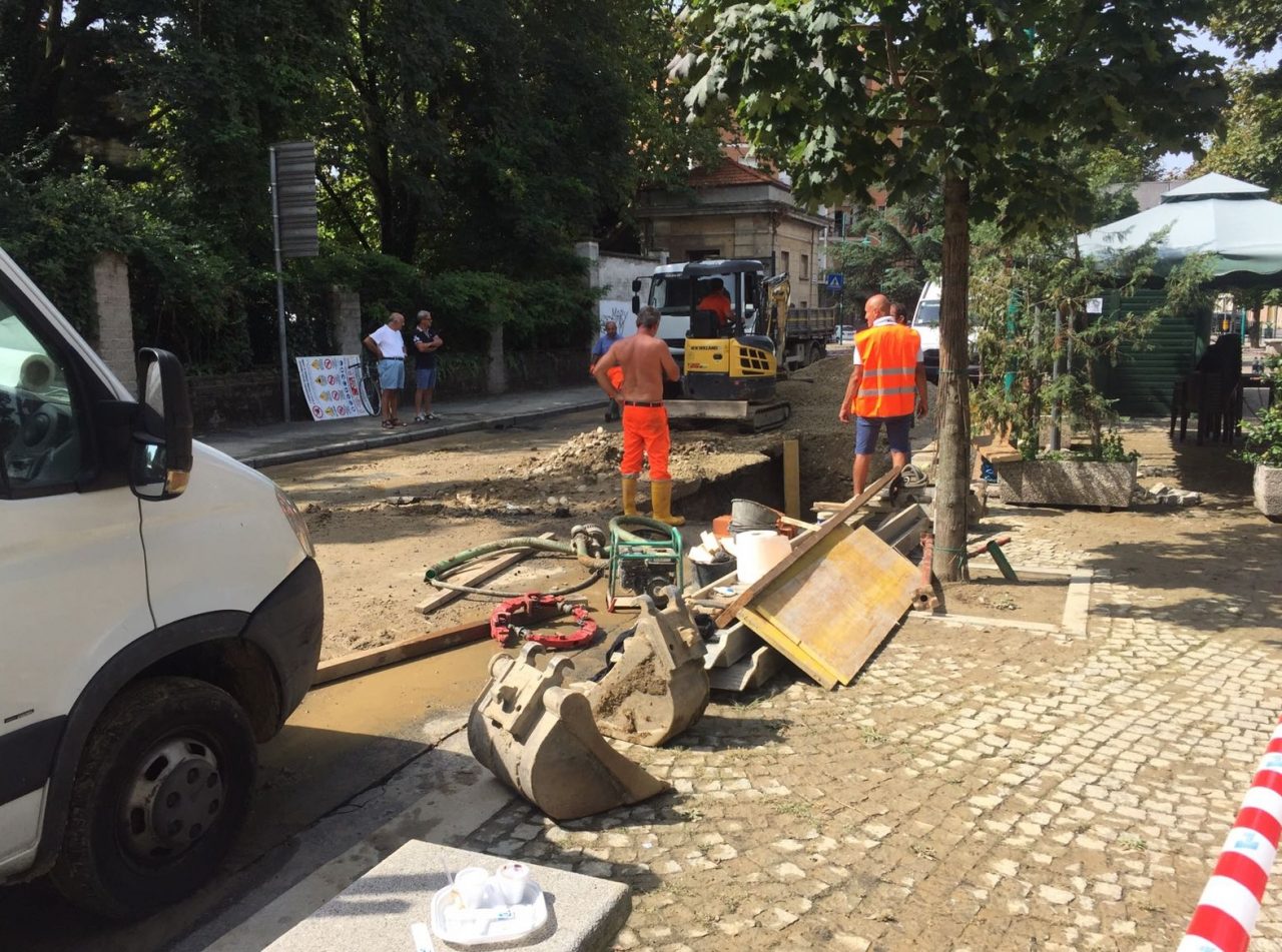 Si rompe un tubo e una parte della città resta senz’ acqua