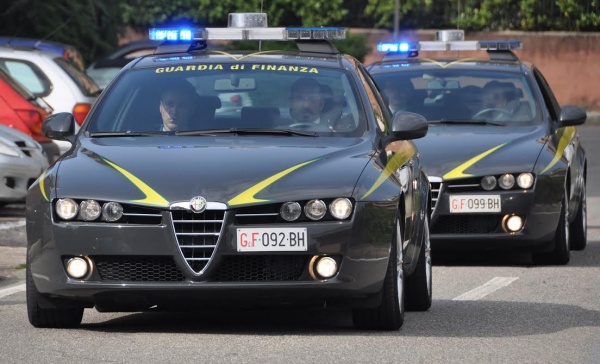 Torino, 15 mila lattine contraffatte per un giro che fruttava oltre 100 mila euro